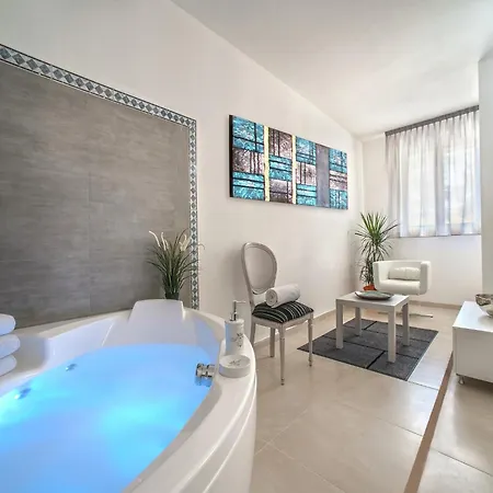Belvilla By Oyo With Swimming Pool * تافوليا