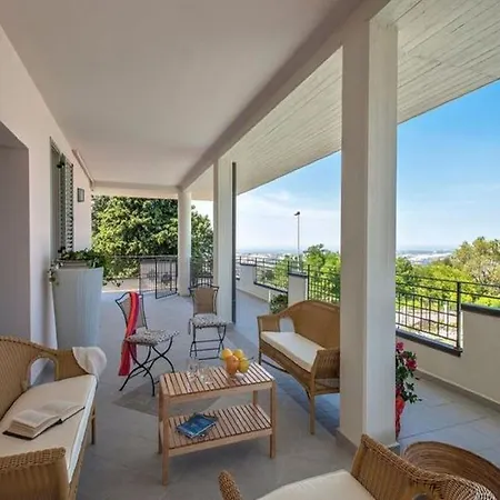 Belvilla By Oyo With Swimming Pool فيلة تافوليا